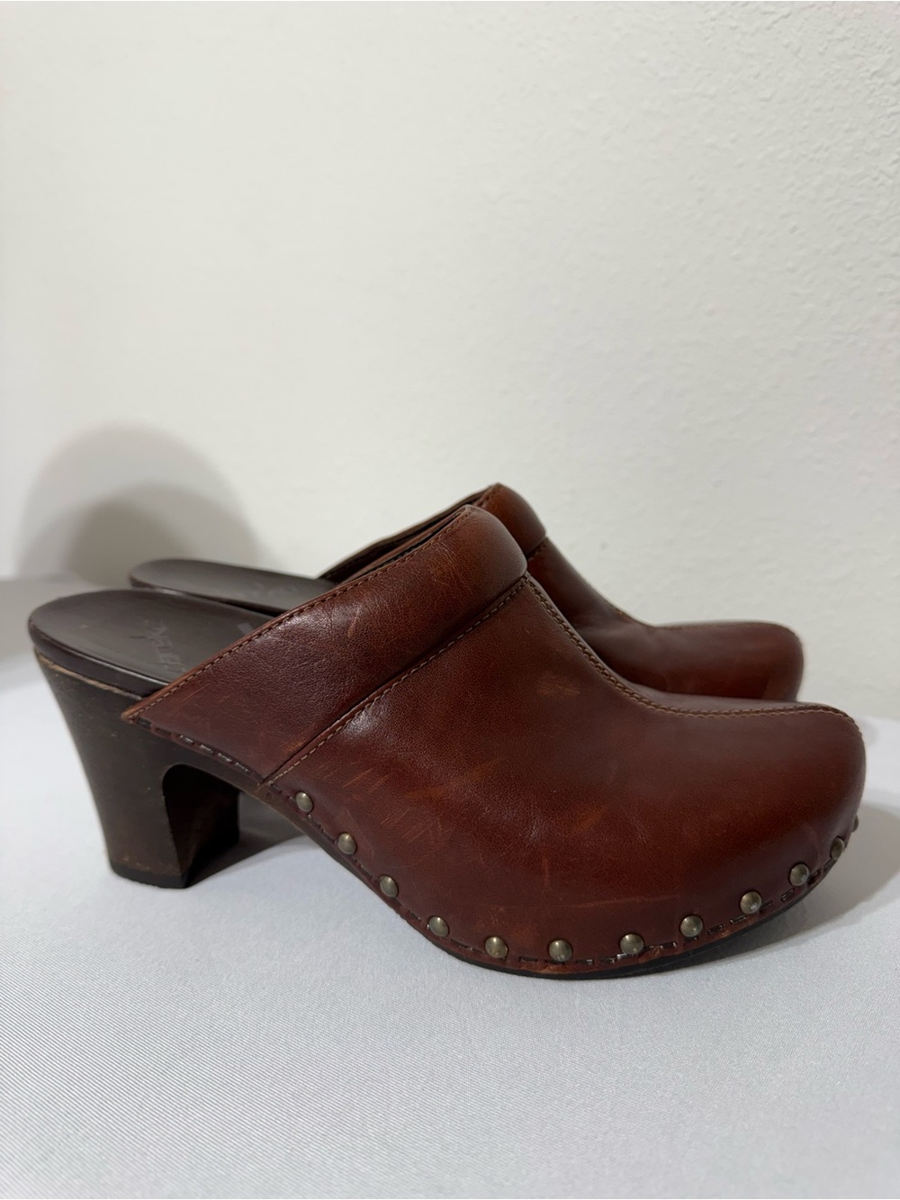 Dansko Rae Clogs Womens Size 38 US 7.5 Brown Studded Mules Leather Wood Boho Y2K